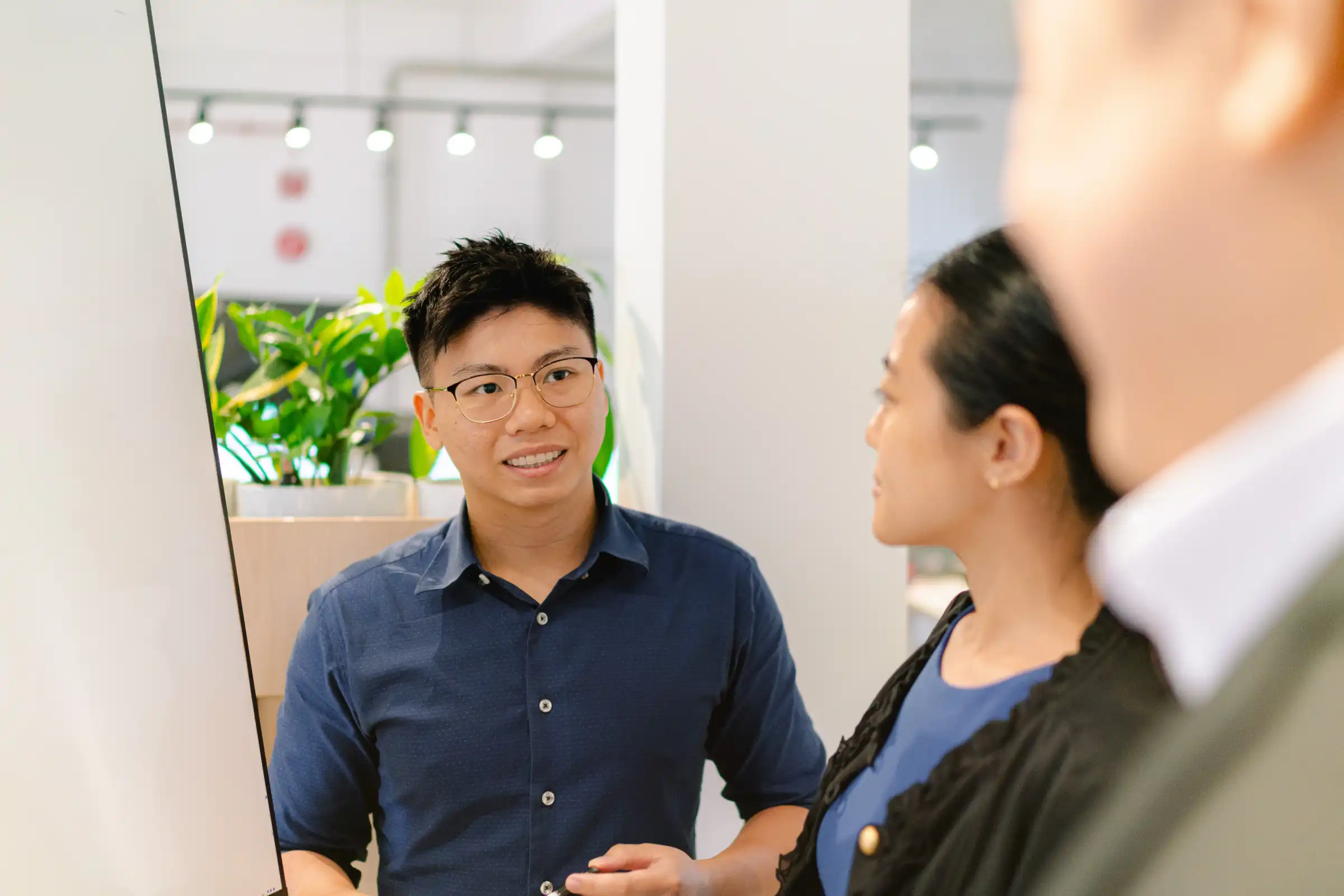 altman_solon_consultant_discussing_client_project-1